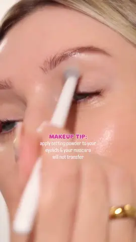 Makeup Tips & Tricks Set your eyelids & brow bone (or anywhere that always transfers on you) with setting powder and there will no sign of panda eyes •• Never fails me Setting powder NOT finishing powder !! Here I'm using the iconic @lauramercier Translucent Loose Setting Powder Ultra-Blur - Rose I also LOVE using the powder from @patmcgrathreal that's my fave Skin Fetish: Sublime Perfection Blurring Under-Eye Powder in shade baby pink #lauramercier #settingpowder #makeuphack #patmcgrath #makeuptip 