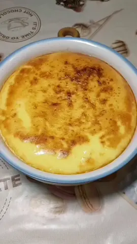 #normal_food #молозиво из магазинного молока 9 шт. куриных яиц, 900 мл. молока жирностью 3,2%, 10 г. ванильного сахара, 3 ст.л. сахара с горкой, 6 ст.л. сгущённого молока. Взбить блендером до однородности. Запекаем 150° один час и двадцать минут.