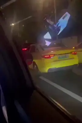Ê tự nhiên chạy ngang qua thấy quen quen nhìn lại thấy YangBoWen,tưởng nhìn lộn cái chạy ngang cái ai ngờ qua hôm sau thấy tin ảnh bị 20 xe của Fts đuổi theo hèn chi thấy kẹt đường,thương anh quá#tffamily #yangbowen_杨博文🥑 