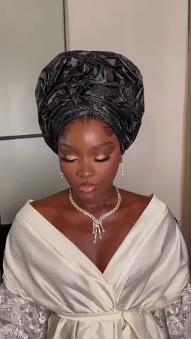 Style something  new with me✨🥰😘 Mua @MAKE UP ARTIST IN LAGOS/IKEJA  Gèlè @Distinctiongele . . . #explore  #usa🇺🇸  #Autogele  #wedding  #bridalgele  #geletutorials  #geletraining  #owanbeuk  #headwraptutorial  #gelestyles  #geleartistinlagos 