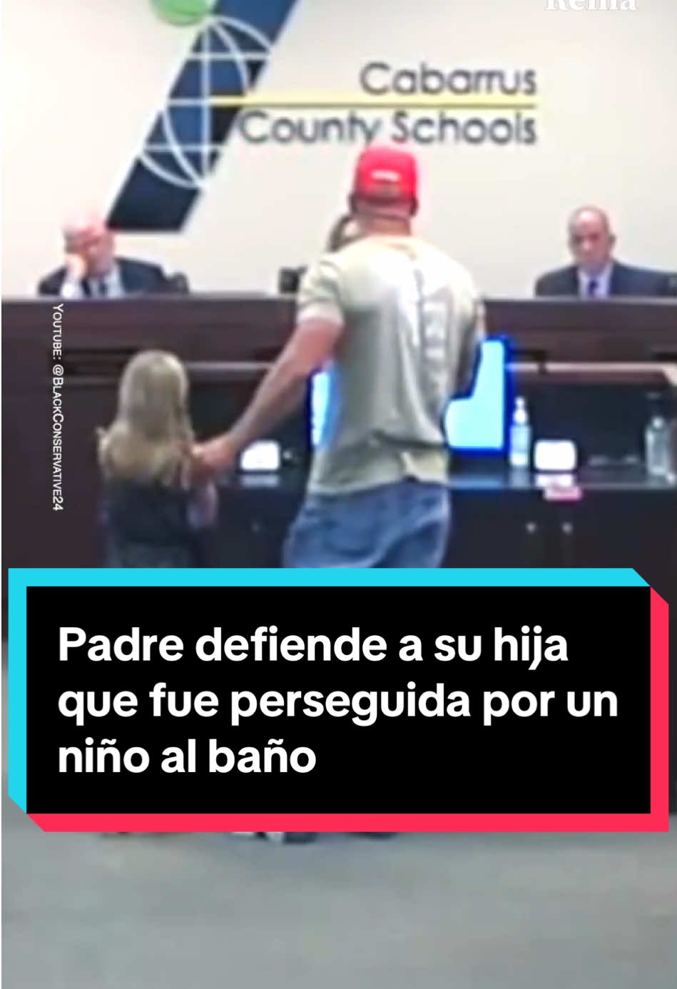 #Padre defiende a su #hija que fue perseguida por un #niño al #baño #entretenews #viral #defensa #paternidad #educacion