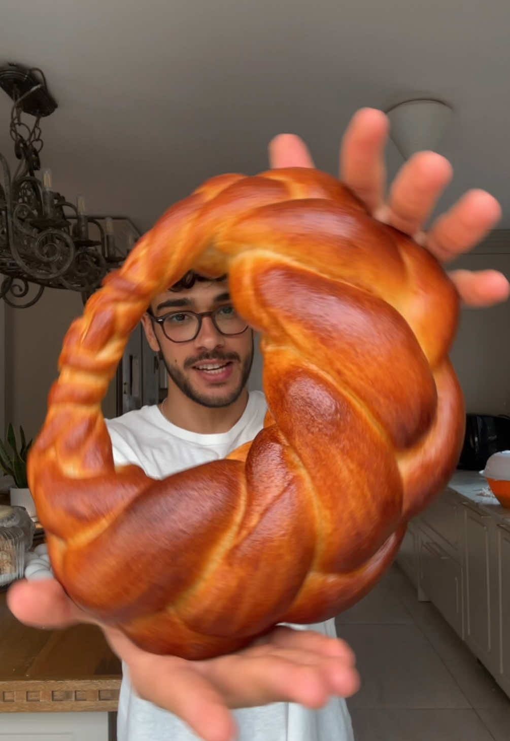 מתכון לחלות אריאל: רכיבים:   •1000 גרם קמח   •500 גרם מים קרים   •120 גרם שמן   •150 גרם סוכר   •10 גרם קורנפלור   •20 גרם שמרים   •20 גרם מלח   הוראות הכנה:   •מערבבים קמח, מים, שמן, סוכר וקורנפלור. סוגרים ומניחים בצד ל-45 דקות.   •מוסיפים שמרים ולשים 20 דקות במהירות נמוכה. אם הבצק מתחמם, עוצרים ומקררים.   •מוסיפים מלח ולשים עוד 3 דקות.   •מכסים ומתפיחים 3 שעות.   •מחלקים לכדורים, נותנים מנוחה 15 דקות, קולעים חלות.   •מתפיחים כשעה וחצי או עד הכפלת נפח.   •מברישים בביצה, סילאן ומעט מלח.   •אופים 25-30 דקות ב-185° טורבו.   •מוציאים, מכסים במגבת ונותנים להתקרר. #חלות #מתכון 