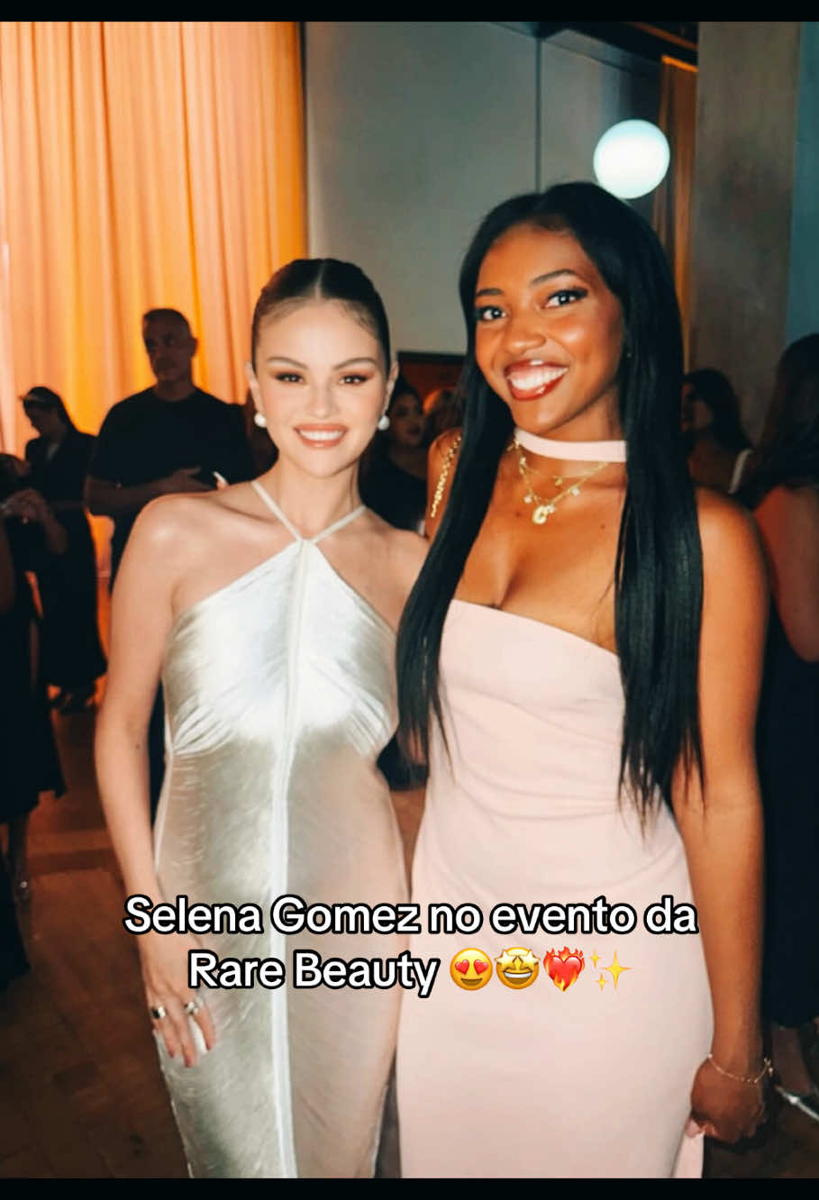 Selena Gomez no evento da Rare Beauty 2025 😍🤩❤️‍🔥✨  @Selena Gomez @Rare Beauty  #selenagomez #selenators #viraltiktok #selenagomezvideos #brasil🇧🇷 