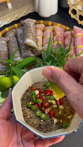 Lần đầu ăn thử ăn nem chua đòn Miền Tây và cái kết #xuhuong #LearnOnTikTok #ancungtiktok  #nembidon #nembi #nemlaivung #@bepnhangan94