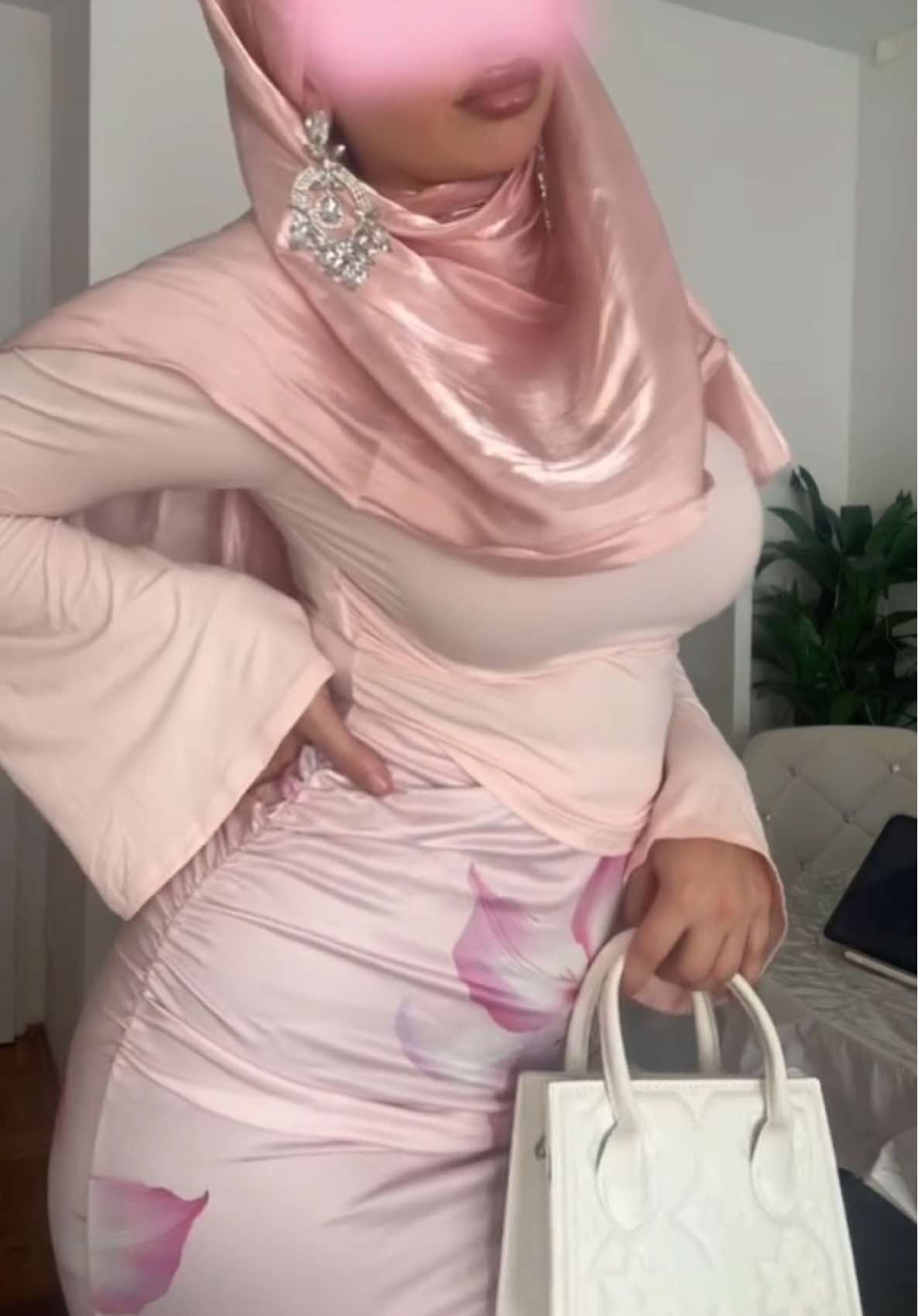 Pink & White is always a vibe  🌸🤍 #CapCut #pinkandwhite #outfitinspo #OOTD #outfitideas #aestheticoutfit #TikTokFashion #fashiontiktok #grwm #StreetStyle #softgirlstyle #minimalstyle #pasteloutfit #trendalert #styleinspo #dailylook #fyp #foryou  #modestfashion #hijabi #gönnfy #gönnfy #typ #folgtmir #foryoupage #trendingnow #trending #beniöneçikart #creatorsearchinsights #girlssupportinggirls 