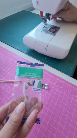 adaptando a máquina doméstica da minha mãe pra ela costurar sintetico. #croche #costura #bolsaemsintetico #costureirasdotiktok 