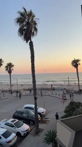 me 🤝 people watching 