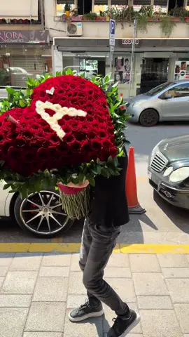 Trendi radhes  si thoni 🙈🌹 Porosit dhe ti lulet tona duke zbukuruar diten e njeriut tend te ❤️💕❤️‍🔥😍 call > #0685907124  #dashuri #tedua #tirana #lule #freshflowers #redroses #tips #shqipet  07:30 -00:00  Delivery kudo  Whatsapp 0685907124