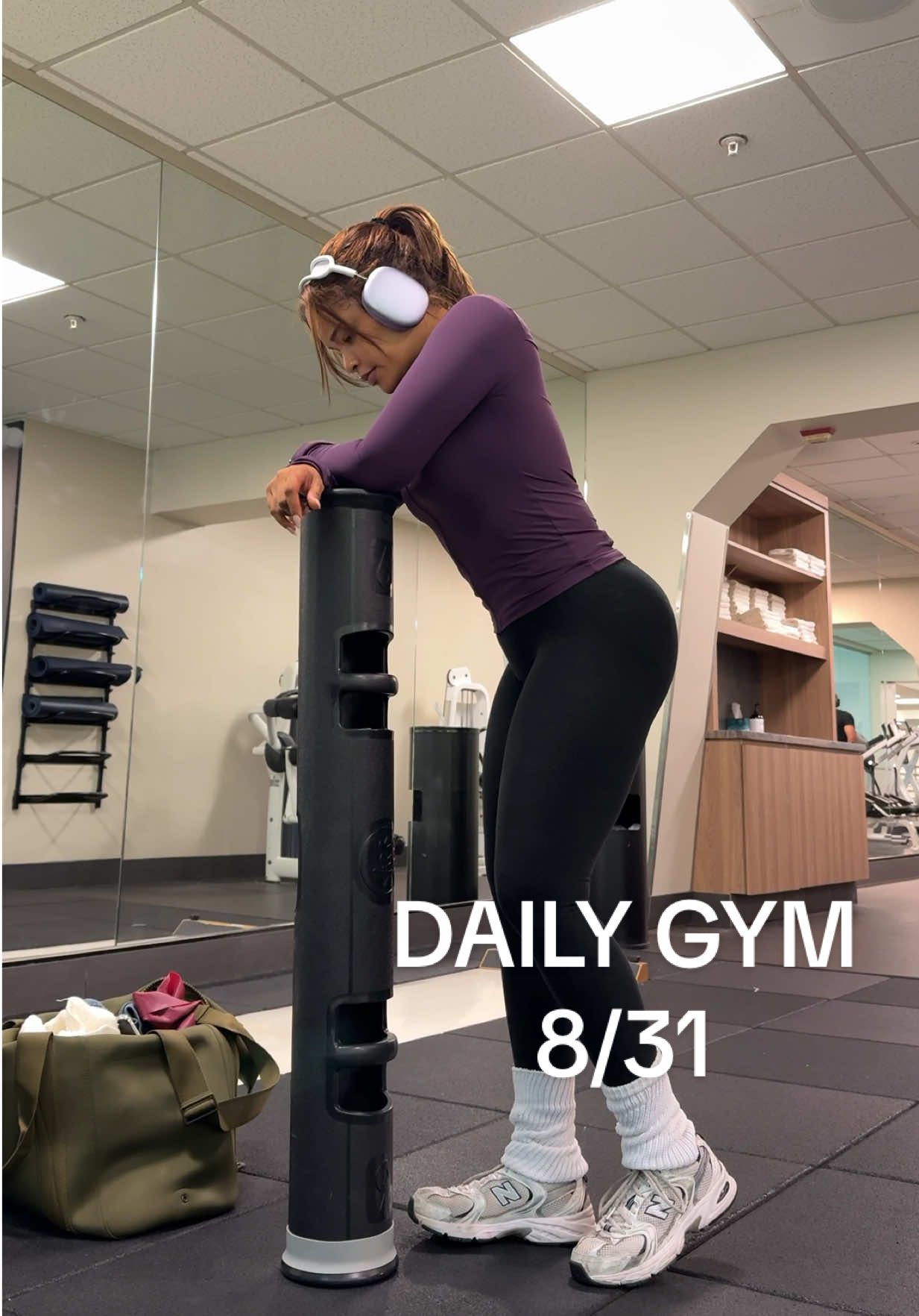 Day 8/31 of going to the gym consistently this month let’s get it!  Products Used Today  • Laneige Water Bank • NYX Brow Pencil + Brow Glue • Revolution Beauty Marble Blush ‘Sunkissed Apricot’ • ELF Glow Reviver Lip Balm ‘Yummy Gummy’ • Seed DS-1 14 Day Gut Reset • Ora Protein  WORKOUT 🏋️ —  Dumbell RDL’s 4 sets of 20 Squats w/ Dumbbells 4 sets of 10 Reverse Lunges w/ twists 4 sets 10 lunges per leg each round Leg Raises 4 sets of 20  