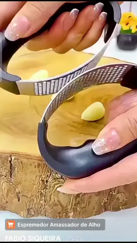 Espremedor e Amassador de Alho manual  prático, resistente e fácil de usar. Ideal para dar mais sabor às suas receitas sem  muito esforço! #Triturador de alho 
