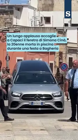 Un lungo applauso ha accolto la bara bianca di Simona Cinà, 20 anni, la pallavolista di 20 anni morta in piscina durante una festa di laurea a Bagheria il 2 agosto. La piazza di Capaci era gremita di persone, bandiere a mezz’asta e lutto cittadino proclamato dal sindaco. #funerale #capaci #sicilia