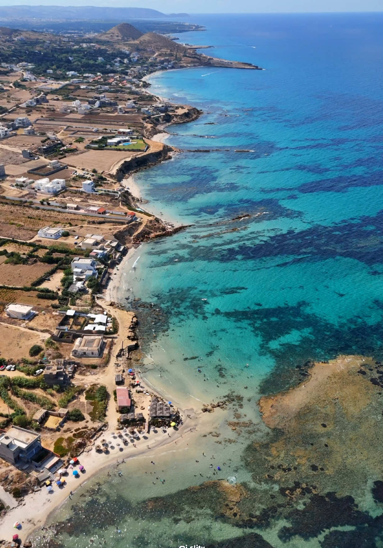 من أحسن شواطئ في تونس 🇹🇳  شكون يطلع لبلاصة وين ؟  #beautifuldestination #bizerte #crystalwater #sea #nature #plage 