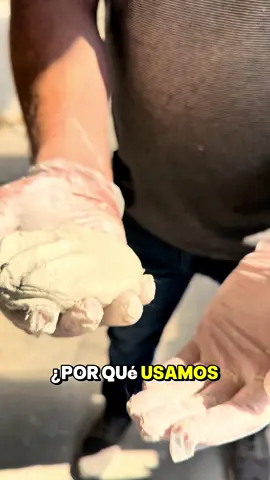 En Simetría, usamos principalmente cemento blanco porque nos ofrece una pureza y delicadeza que realzan cada detalle de nuestros acabados. Es una base impecable que permite lograr superficies finas, elegantes y duraderas. El cemento gris contiene más óxidos y minerales que pueden causar manchas o variaciones en el tono del concreto, especialmente en acabados sin pigmentos integrales o recubrimientos. Por eso, lo usamos solo cuando queremos conservar ese color natural, logrando un estilo industrial o rústico auténtico. Cada elección de material responde a un compromiso con la calidad, durabilidad y diseño. Si tienes dudas o quieres saber más, déjanos tus preguntas en los comentarios. ¡Estamos para ayudarte!