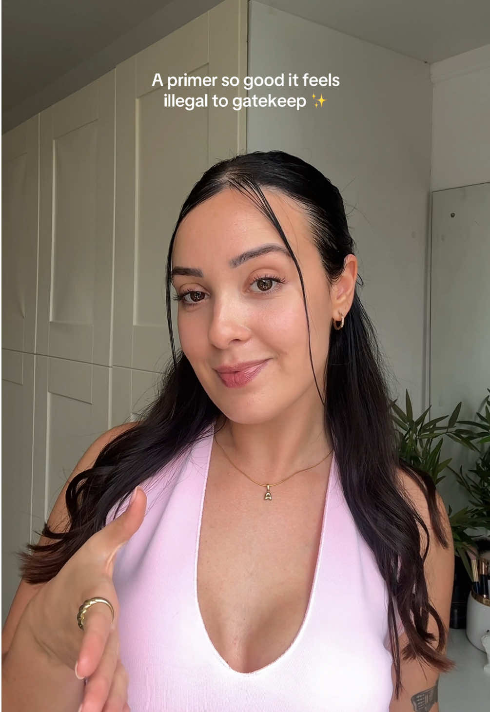 A primer that’s also a moisturiser and SPF? Yes please! @Sculptedbyaimee really delivered on the glow ✨ #feelsillegal #glowingskin #cleangirlmakeup #skincaretiktok #sculptedbyaimee #sculptedsquad #primermakeup 