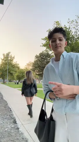 Ayağında topuklu var o yüzden yürüyerek koştu 😂