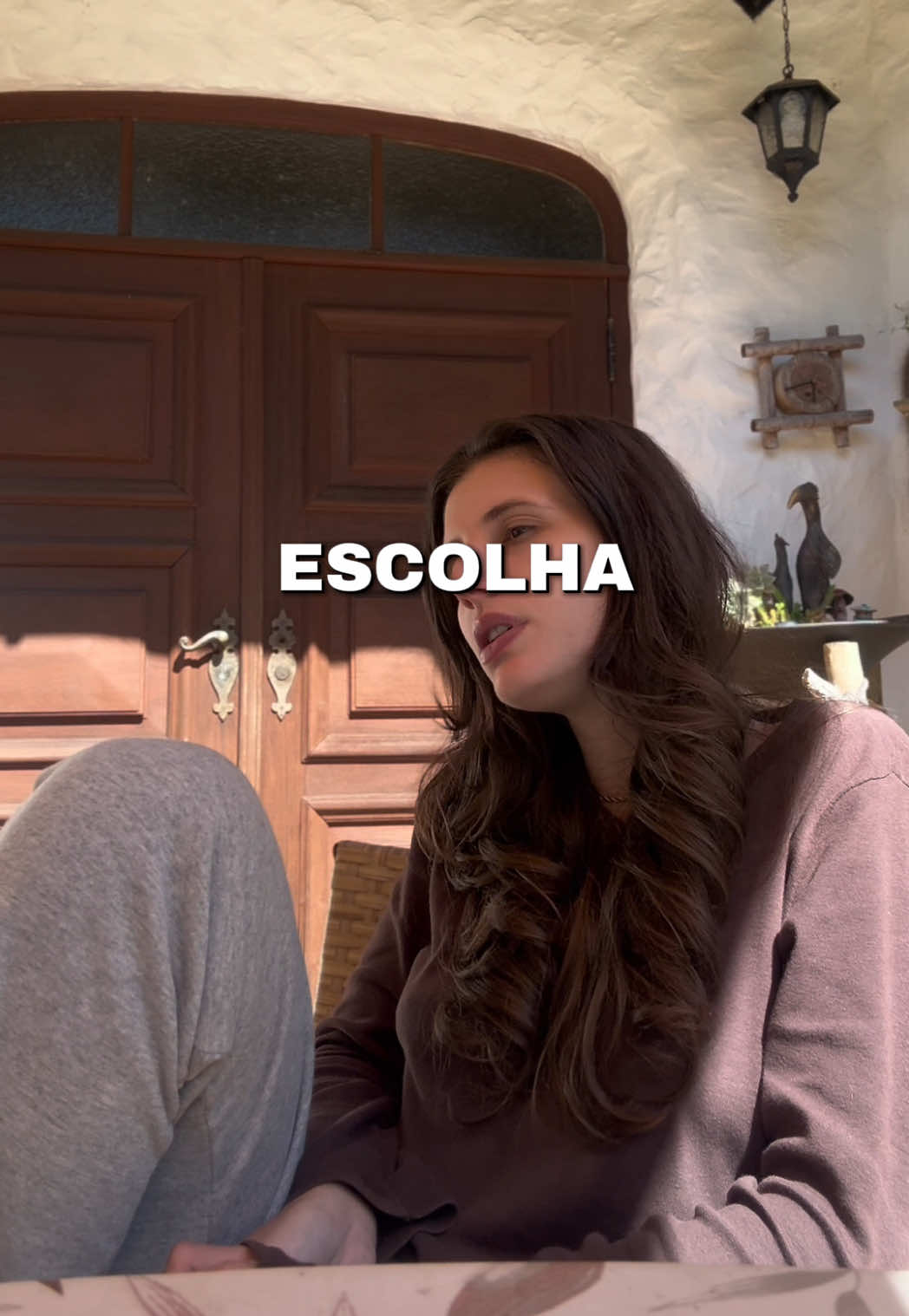 Sabe… muita gente acha que amar é só sentir. Que basta gostar… que basta dizer “eu te amo”… e que o resto… o resto acontece sozinho. Mas… deixa eu te contar uma coisa: O amor de verdade não sobrevive só de sentimento. O amor… precisa de escolha. Precisa de presença. Precisa de cuidado. Tentar… é um ato de amor. É quando você olha para alguém e diz: “Eu quero fazer isso dar certo”. Mesmo quando a rotina cansa, mesmo quando vocês não se entendem, mesmo quando o orgulho grita mais alto. E não é fácil. Porque vão existir dias em que parece mais simples desistir, fechar a porta, se proteger de sentir. Mas quando é amor… a gente tenta. O amor é feito de desentendimentos, de contratempos, de conversas que a gente não quer ter. Mas também é feito de “me desculpa”, de “eu tô aqui”, de “vamos juntos”. Amar é escolher ficar… mesmo quando a tempestade chega. É segurar a mão… mesmo quando o vento é forte. É cuidar… mesmo quando você também precisa ser cuidado. Aquele amor confortável que todo mundo sonha… o amor leve, seguro, que traz paz… ele não aparece do nada. Ele nasce do cuidado. Cuidado no olhar… cuidado nas palavras… cuidado na forma como a gente trata quem ama. É quando você pensa: “Eu não quero machucar essa pessoa”. “Eu quero que ela se sinta segura comigo”. E age para que isso aconteça. Fechamento marcante] Porque amor… não é só sobre o que a pessoa desperta na gente. É sobre o que a gente decide construir com ela todos os dias. E todos os dias, a gente tem uma escolha: Se afasta… ou se aproxima. Desiste… ou insiste. Faz peso… ou faz leveza. O amor verdadeiro não é o que acontece sozinho… é o que a gente alimenta… todos os dias. Então, se você ama… escolha. Escolha ficar. Escolha cuidar. Escolha fazer dar certo. Porque… é nessa escolha… que mora o amor de verdade. ❤️ #amor #escolha #relacoes #carinho #afeto #oqueeamor #relacionamento #desabafo #fica #assume #valorize #conselhos #dificuldades #querer #escolhas 