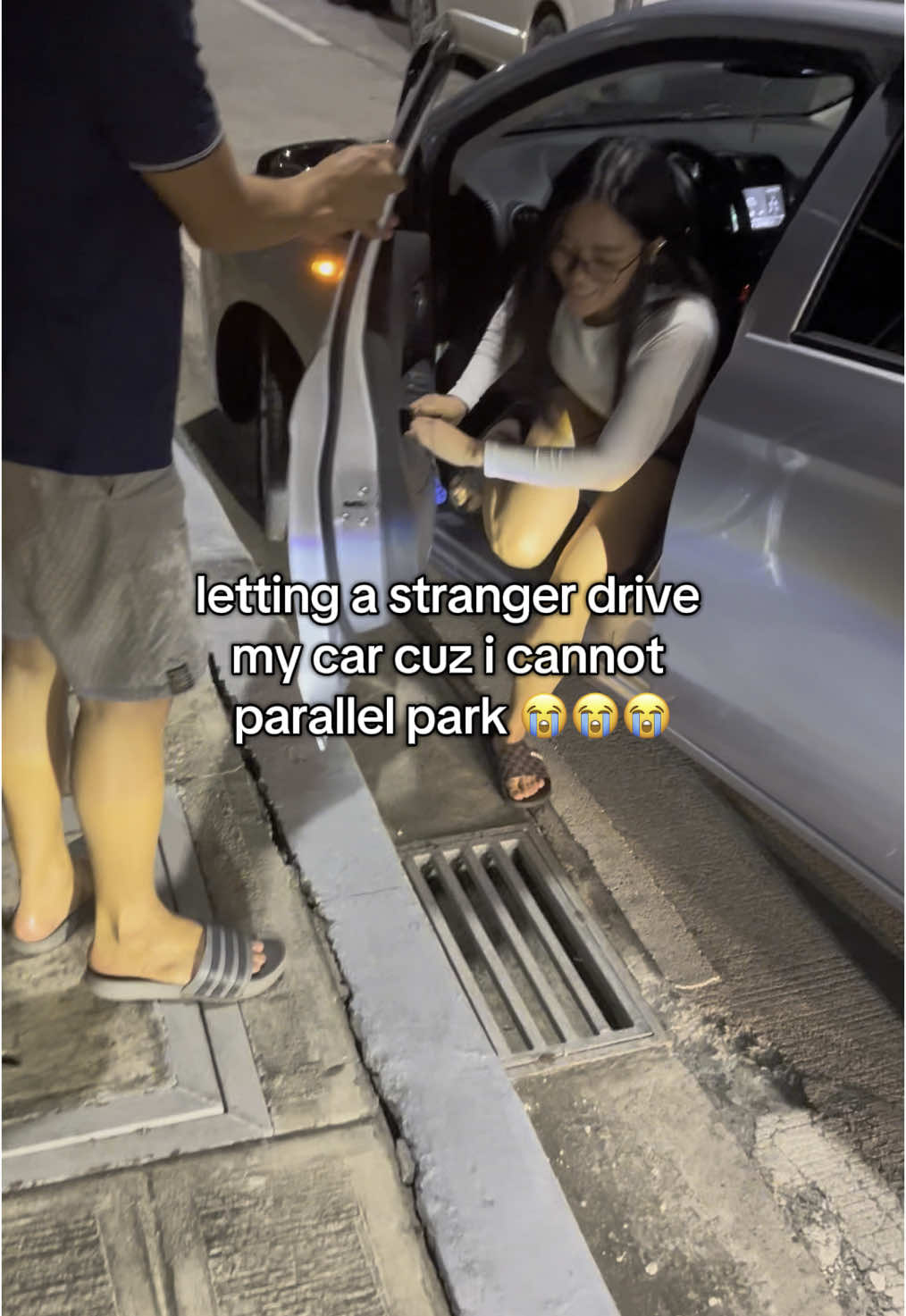 🎀😭🎀 DISCLAIMER ‼️: i only got my license a month ago & i did learned how to parallel park but not expert enough yet to accomplish it due to lack of practice. i was panicking at that time since the area’s prone to traffic & kuya knows it. #healso saw my new driver sticker on the back that’s why i think he helped me right away. sharing this vid since my friends & i thought the situation was funny so i hope people would not spread hate comments from just a 30secs vid 😌 #fyp 