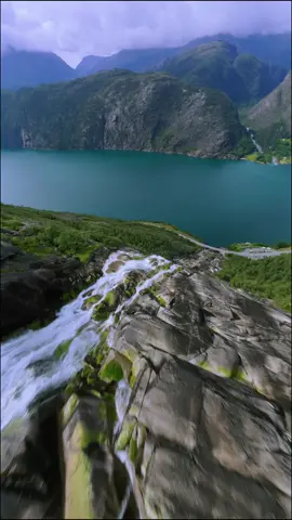 🚐 Още един ден в невероятната Норвегия 🇳🇴. Langfossen💦 ме накара да спра, да вдишам дълбоко и да благодаря, че съм тук. 🗺️🙏 Над 600 метра водопад, който през пролетта е толкова силен, че стига до пътя. 🤯 ____ #LangfossenMagic #norway #langfossenwaterfall #fpvcinematic #fpv #waterfall