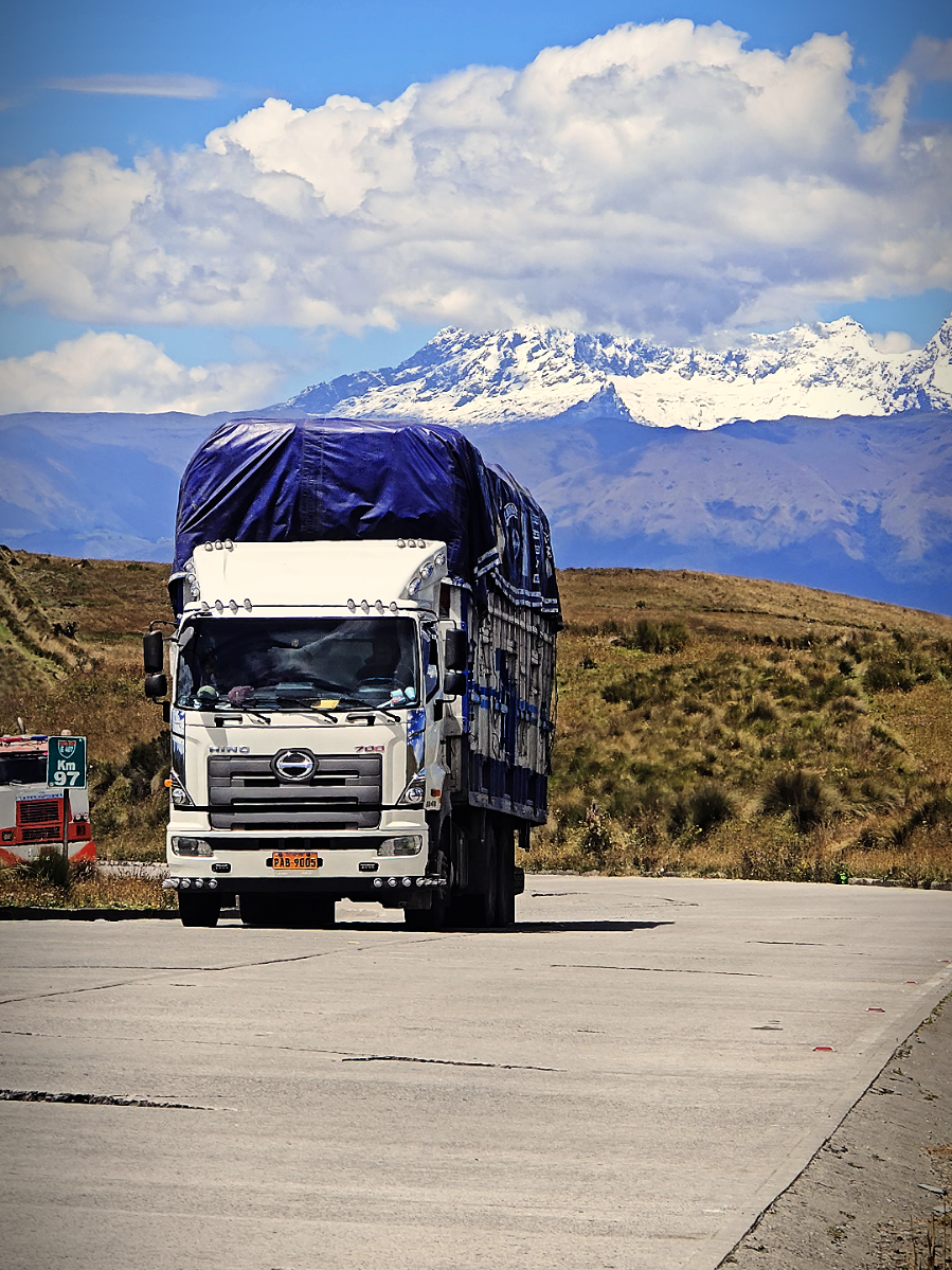 De fondo el impresionante volcán el Altar 🏔🇪🇨 Hino Fs 3348 series 700 . . . . . #rutasecuatorianas🇪🇨🇪🇨🇪🇨🇪🇨 #volcanesecuador #transportepesadodelecuador #camionerosporelmundo #hino700 