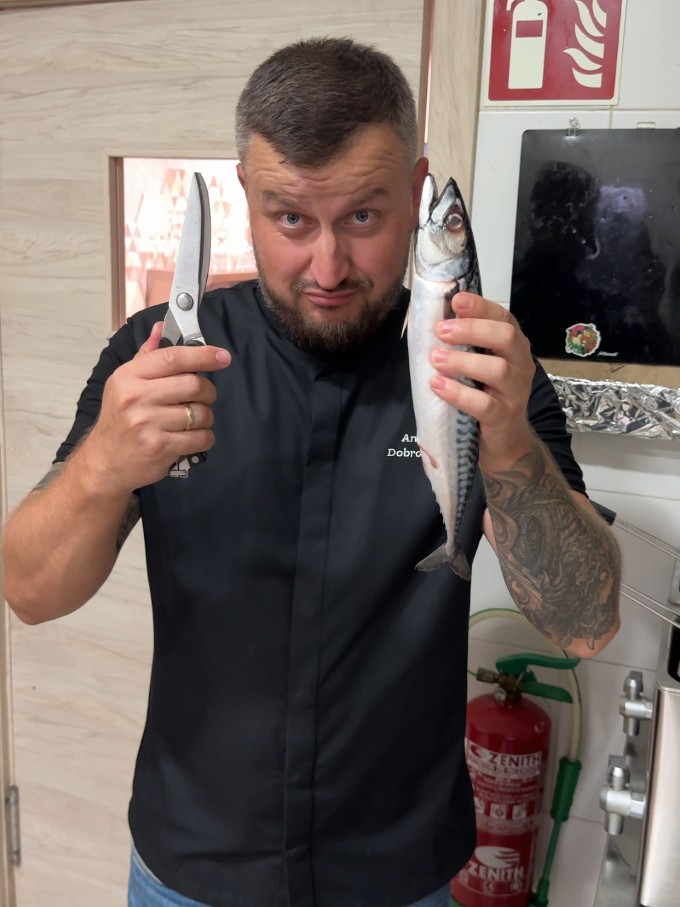 They say you can clean a mackerel in seconds 🐟😏 Is this hack genius… or a slippery disaster? #fishhack #chefreacts #KitchenHacks #seafoodprep #viraltest