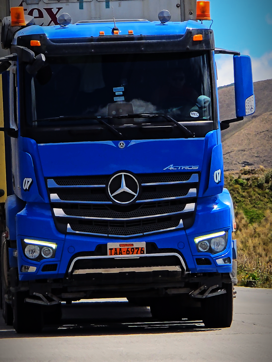 🇩🇪Mercedes & Kenworth 🇺🇸 . . . . . #camionerosporelmundo #transportepesadodelecuador #volcanesecuador #kenwortht800 #mercedesactros 