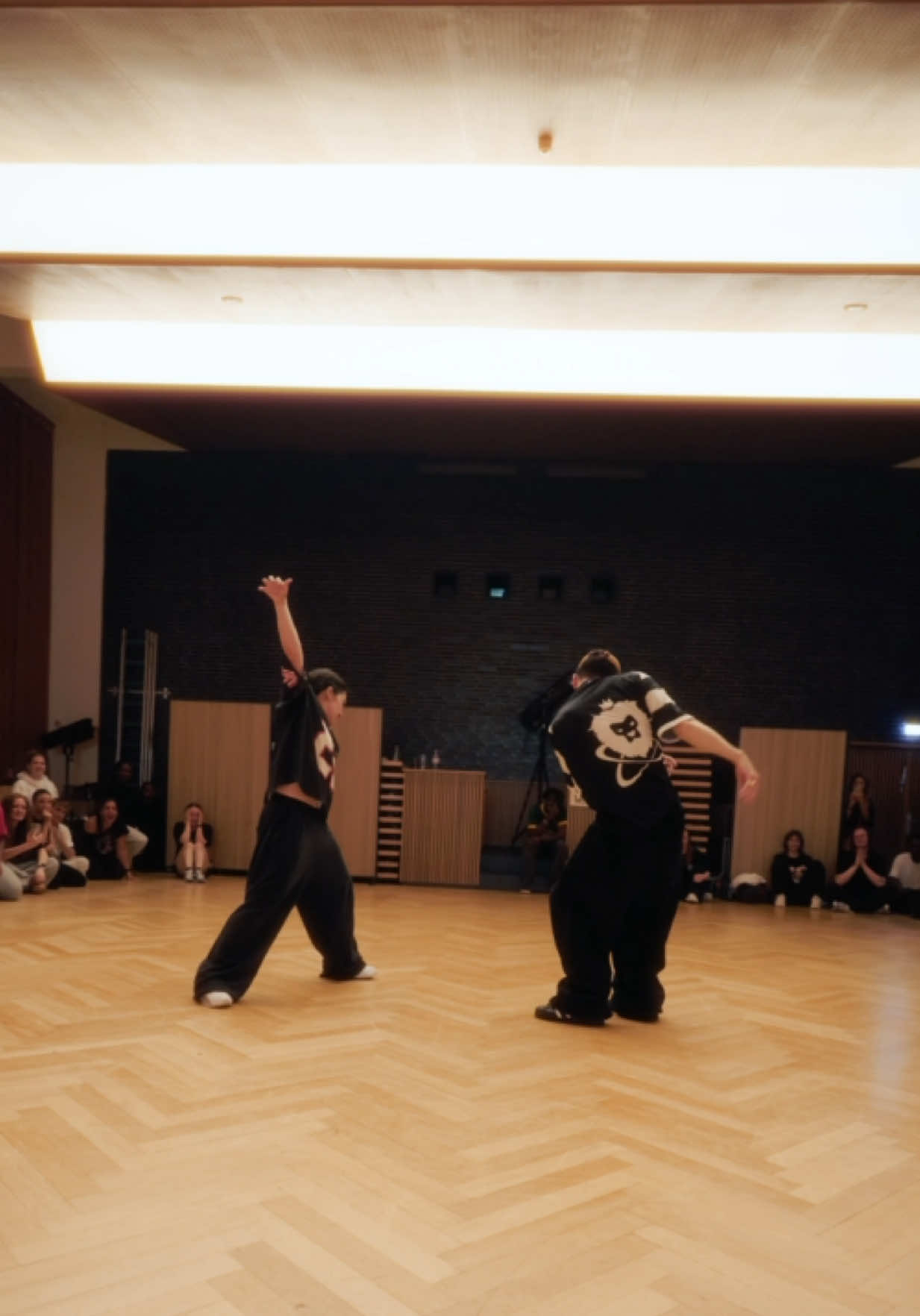Will closed the day with raw passion, care and fire 🫶🏼 It wasn’t just choreography. It was truth, emotion and a space where we could be fully ourselves ✨ 🧠 @Will West  🕺🏽 @K🩶  🎥 @Alexander Brunn  #CommercialDance #CommercialChoreography #DanceCommunity #DanceWorkshop #FYP