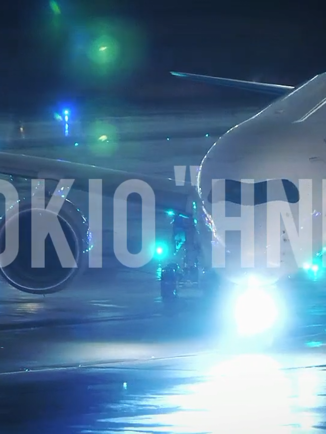 Esto es uno de los mejores ambientes dentro del Aeropuerto de Haneda en Tokio, donde la noche es única para disfrutar este hermoso momento y vale la pena ver desde Japón #airplanes #planelanding #takeoff #landing #fyp #planes #aircraft 