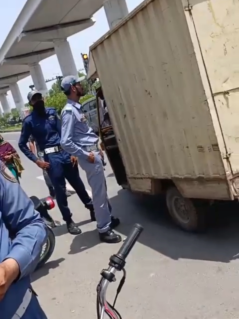 #SunoNewsHD #waltonpolice #bikeriders #pakistanpolice #public #government #pmln #pakistan #pmshahbazsharif #cmpunjab #policeman  #trafficrules #trafficpolice #foryou #foryoupage #viral #viralvideo 