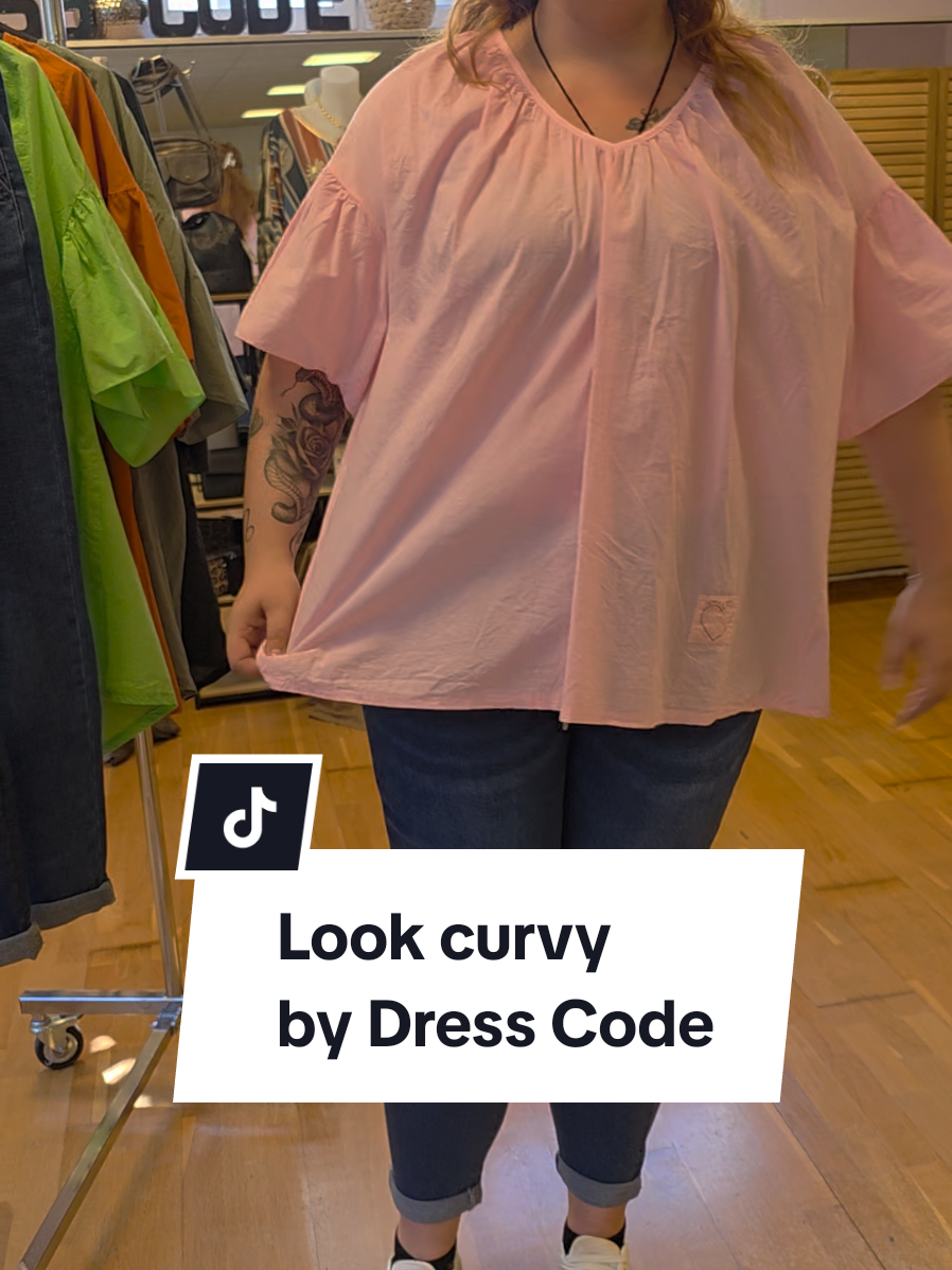 Retrouvez ce look curvy sur notre boutique en ligne (lien en bio) Jeans Boston du 40 au 50 en Denim foncé ou clair et la tunique Freda qui convient jusqu'au 52. D'autres nouveautés sont également arrivées sur notre site 🥰 #curvyfashion #plussize #dresscodegap #rondeetbelle #boutiquegrandetaille #curvy 