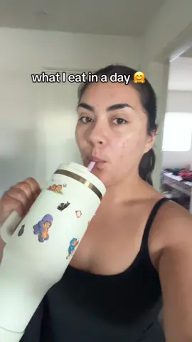 #highprotein #caloriedeficit #whatieatinaday the shake was like 30g of protein 😭 I was madddd about that combo plate ! @Bloom Nutrition yall ate this apple drink so bad!
