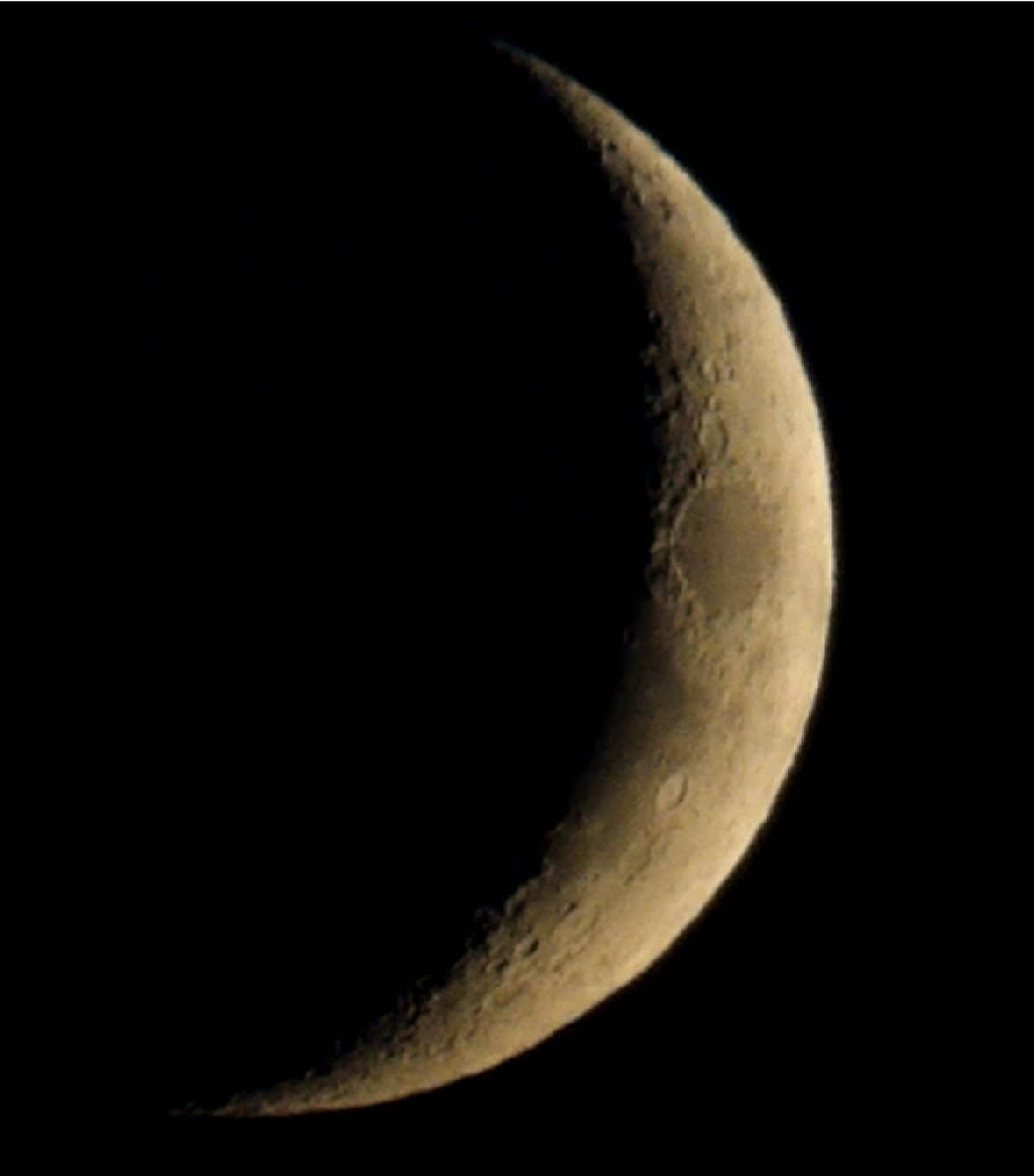THAT’S ALL I WANT TO SAY #waxingcrescent #crescentmoon #moon #moonphotography #nightscenes 
