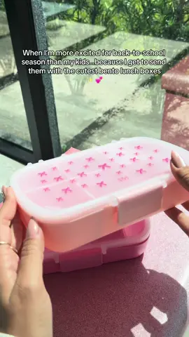These bento boxes are the definition of sliving💕✨ #parishilton #parisproducts #pinkproducts #pink #aesthetic #cookware #bento #bentobox #backtoschool #bts 