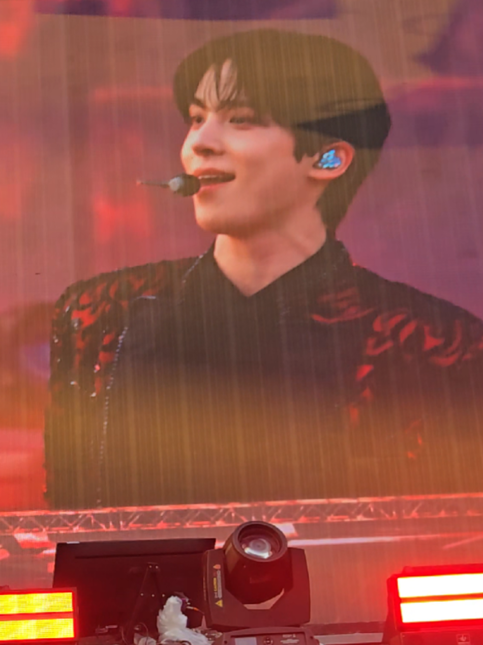 I have so many videos of Yunho 🫠 #yunho #jeongyunho #ateez #ateezinchicago #inyourfantasy #inyourfantasychicago #kpop 