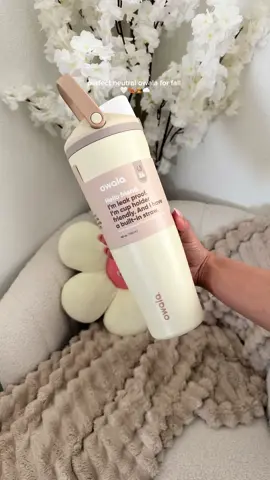this color combo 🥹🧸🤍 @Owala #owala #owalawaterbottle #owalafreesip #owalafreesipsway #neutralaesthetic #beigeaesthetic #aesthetic #fypシ #fypシ゚viral #fallaesthetic #fall #tiktokshopcreatorpicks 