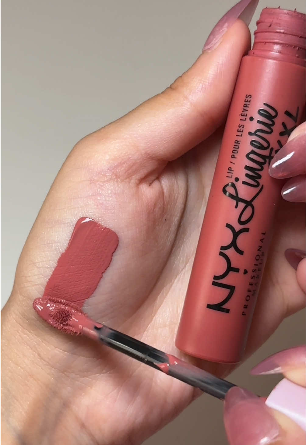 Can we take a moment for this shade?! 👀 @nyxcosmetics_uk Lip Lingerie XXL in STRIP’DOWN is that perfect everyday nude 🤎 So comfy, so matte, and doesn’t budge. . . . #nyxcosmetics #liquidlipstick #lipstick #pinkynudelip #trendingproduct #longlastinglipstick #musthave  