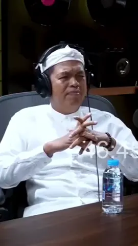 🇲🇨 10 tahun Kunjungan Jokowi ke Timur Tengah dan Cinta untuk Indonesia Timur Kunjungan Presiden Joko Widodo ke negara-negara Timur Tengah bukan hanya bentuk penguatan hubungan diplomatik, tetapi juga perjalanan spiritual sebagai seorang pemimpin. Ibadah yang beliau jalani di tanah suci memberi ruang perenungan — bahwa kepemimpinan bukan hanya soal kebijakan, tetapi juga soal kasih, ketulusan, dan keadilan yang dirasakan seluruh rakyat. Sepulang dari Timur Tengah, langkah Presiden Jokowi mengarah ke Papua — sebuah wilayah yang selama ini menyimpan kekayaan alam dan budaya luar biasa, namun masih menanti tangan pembangunan yang adil. Jokowi hadir bukan sekadar untuk melihat, tetapi untuk mendengar dan bekerja bersama. Beliau memahami bahwa sebagian besar tantangan Papua terletak pada fondasi ekonominya. Akses usaha, distribusi sumber daya, infrastruktur, dan pemberdayaan masyarakat lokal adalah kunci untuk membuka potensi besar yang selama ini tersembunyi. Oleh karena itu, pembangunan ekonomi Papua bukan hanya menjadi program kerja, tapi menjadi panggilan moral dan prioritas nasional. Dari pembangunan jalan trans Papua, peningkatan fasilitas kesehatan dan pendidikan, hingga penguatan UMKM lokal — semua diarahkan untuk memastikan bahwa Papua tidak hanya menjadi bagian dari peta Indonesia, tetapi juga bagian dari denyut kemajuan Indonesia. Dalam visi Jokowi, pembangunan bukan sekadar membangun fisik, tapi membangkitkan harapan. Diplomasi luar negeri harus berbanding lurus dengan diplomasi keadilan di dalam negeri — terutama bagi wilayah-wilayah yang selama ini menunggu giliran untuk maju. Papua tidak dilihat sebagai beban, tetapi sebagai kekuatan. Karena ketika Papua bangkit, Indonesia akan berdiri lebih tegak.
