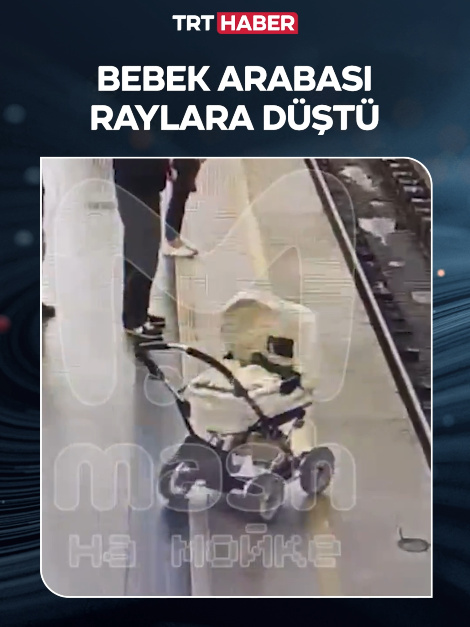 Rusya'da kilidi kapatılmayan bebek arabası raylara düştü. Bebeğin arabanın içinde olmaması faciayı önledi.