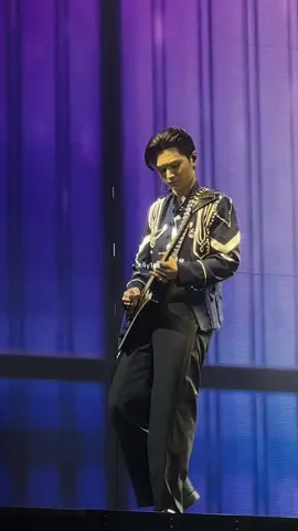 needed to get a fancam of this man playing the guitar cuz omg.... #jayenhypen #enhypen #walktheline #kpop #concert 