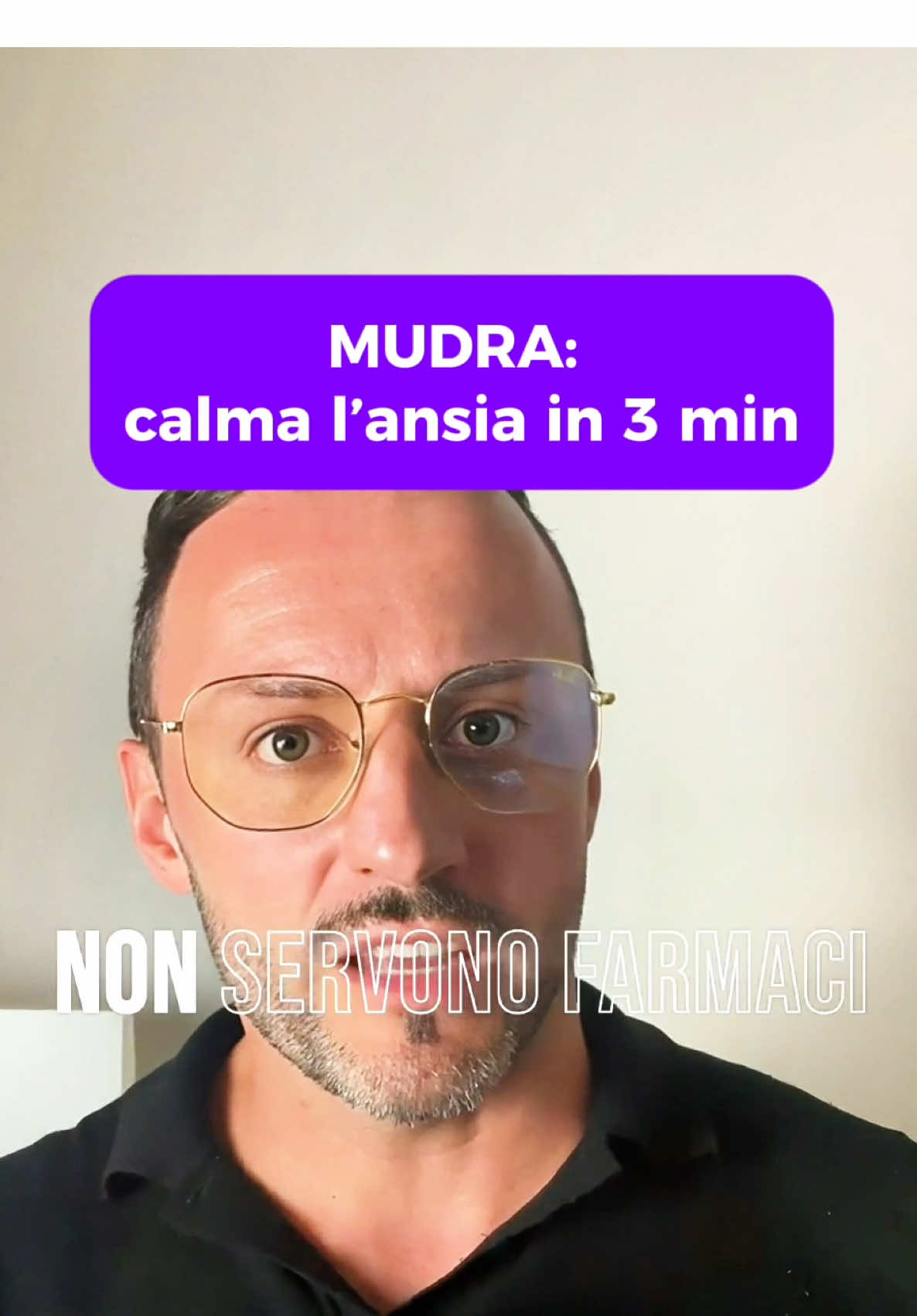 3 minuti per riprendere il controllo Quando la vita corre troppo e ti senti risucchiato dal caos, non hai bisogno di meditare per ore o imparare tecniche complicate. Ti bastano le tue mani… e 3 minuti. Il Gyan Mudra è un piccolo gesto che puoi fare ovunque: 	•	prima di una riunione decisiva 	•	bloccato nel traffico 	•	quando l’ansia ti stringe lo stomaco Unisci pollice e indice, inspira lentamente, espira più a lungo… e senti la mente rallentare. Questo semplice gesto attiva il tuo sistema nervoso parasimpatico – quello che spegne lo stress e riporta chiarezza. Provalo adesso. Funziona davvero, e puoi farlo ovunque. Tu l’hai mai provato? Raccontamelo nei commenti.