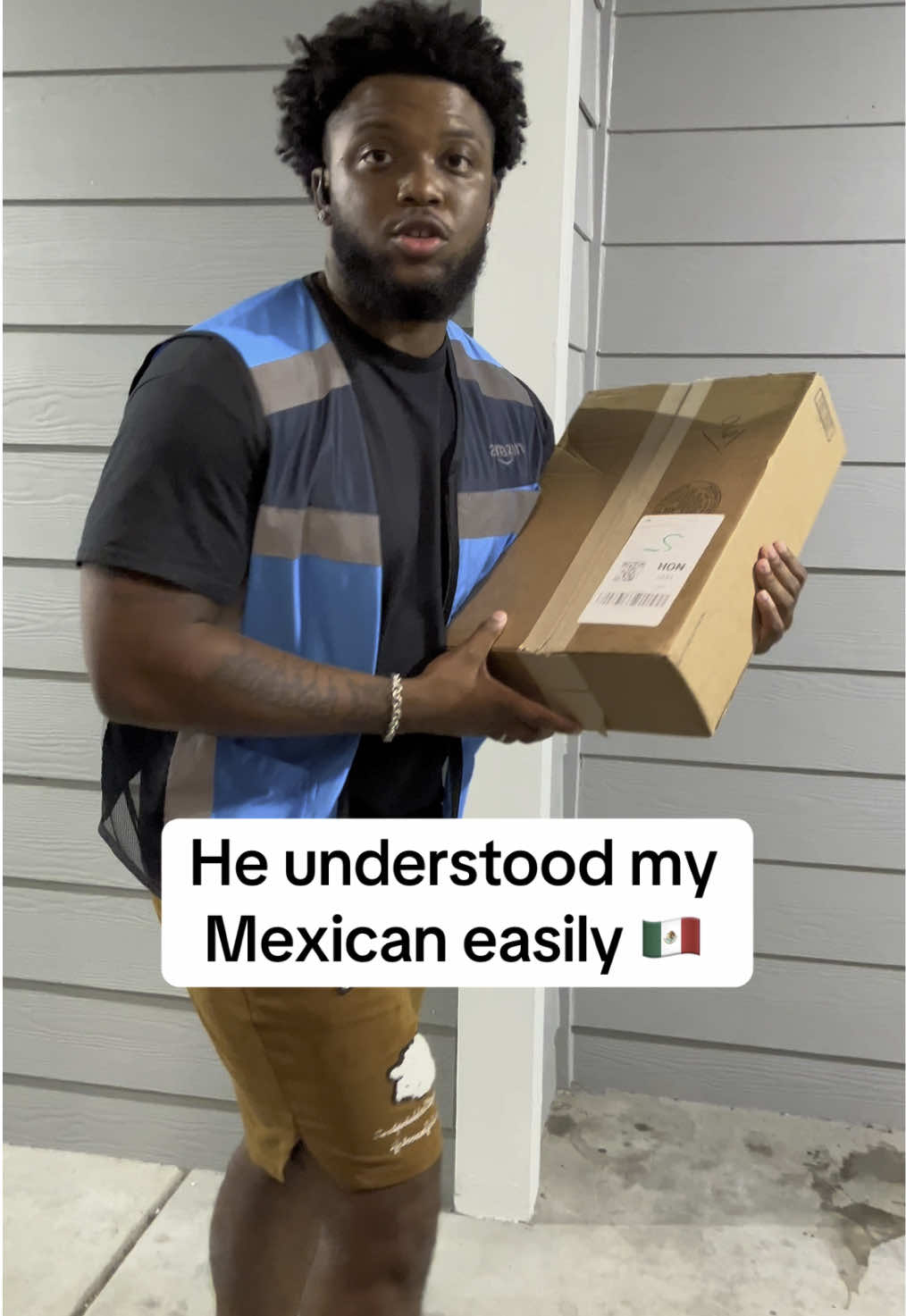 He understood my  Mexican easily 🇲🇽 #amazon #delivery #translate 