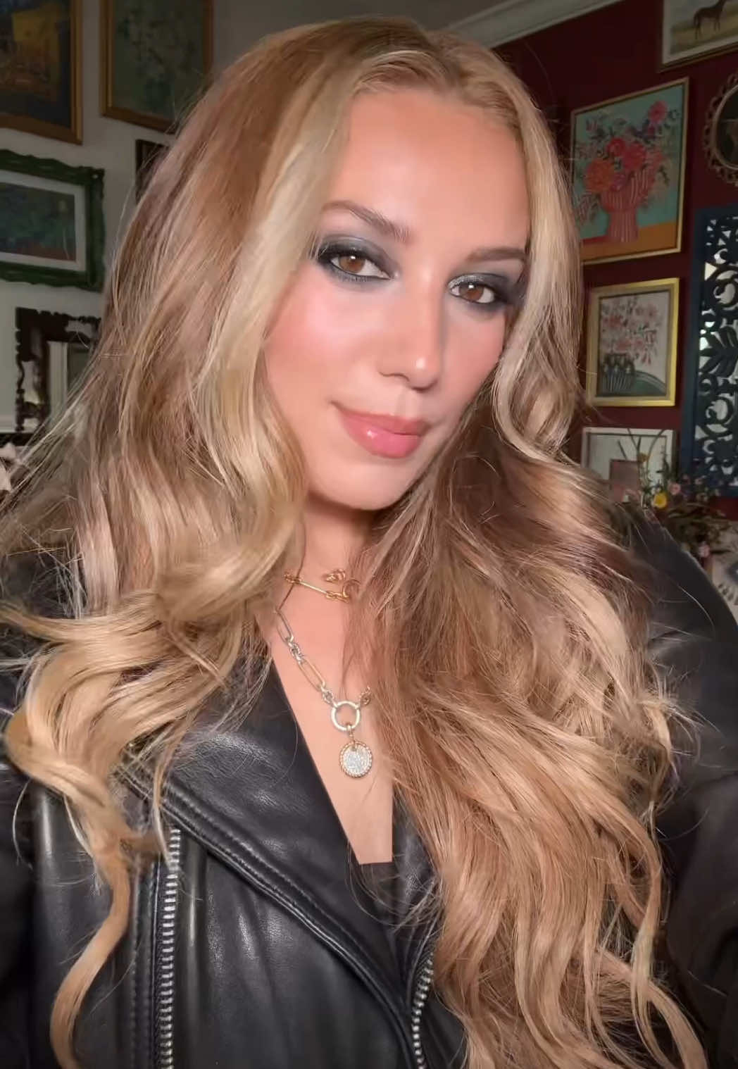 Love this trend 🖤 @sexy.silly.scorpio #mymakeuptype #transition #makeup 