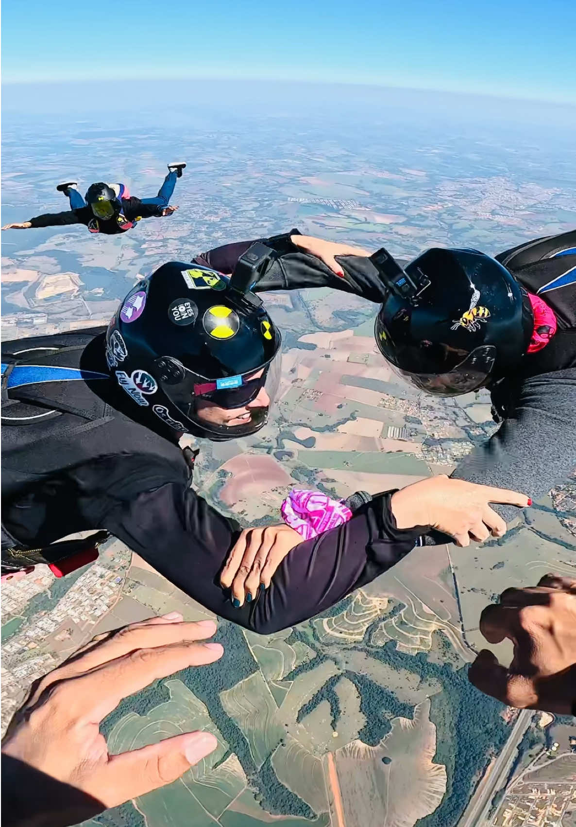 Quando o amigo afunda mais que boleto no final do mês 💸😂     🎥 @kr0zs  #creatorsearchinsights #paraquedismo #skydive #paracaidismo #saltodeparaquedas 