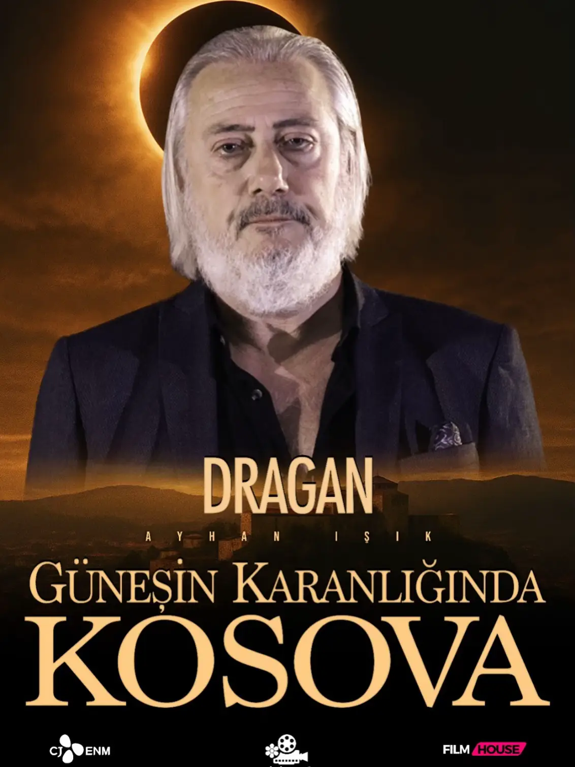 DRAGAN İntikam onun tek yasası. Gerçek düşman artık ortaya çıktı… Kosova’nın karanlığında hesap vakti! 🎬 Güneşin Karanlığında Kosova 5 Eylül’de sinemalarda. Bu hikâyeyi asla unutamayacaksınız. #GüneşinKaranlığındaKosova #Dragan #film #oyuncu #sinema #vizyon #5Eylül #vizyonda #yeniçıkacakfilm #fragman #dramafilmleri #türkiye #kosova #gerilim #savaşfilmi #sinemasever #filmönerisi #filmizle #bağımsızfilm #unutulmazhikaye 