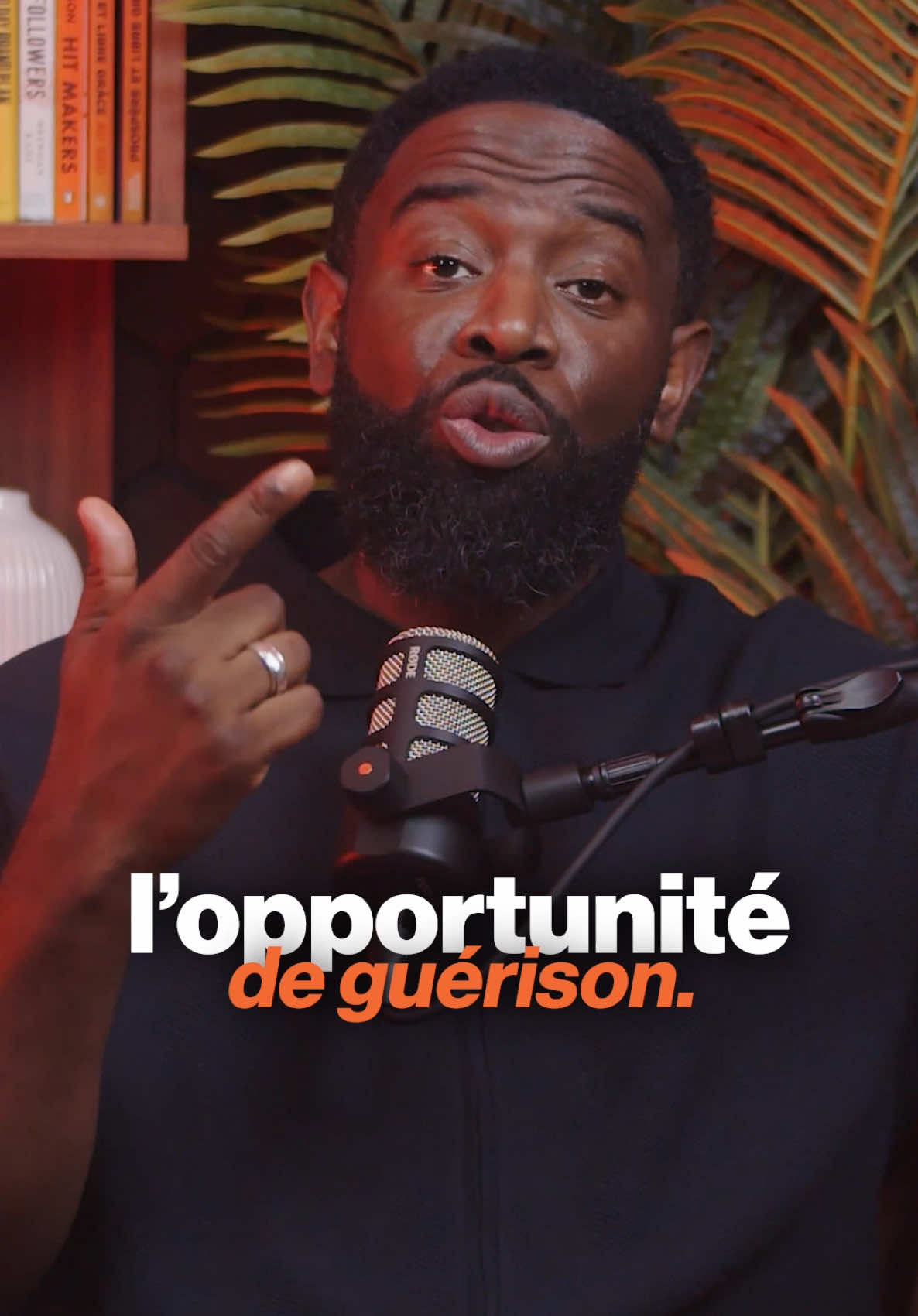 On a tous ces petites choses qui nous font réagir au quart de tour. Un ton de voix. Un geste. Un mot qui pique. Et souvent, on se concentre sur qui nous a déclenché… au lieu de regarder pourquoi ça nous touche autant. En réalité, un déclencheur, c’est comme un panneau lumineux : il te montre qu’il y a encore quelque chose en toi qui a besoin d’être apaisé. Quand c’est réglé à l’intérieur, la même situation passe devant toi… et tu restes calme. Tu remarques, mais ça ne t’arrache plus rien. Alors plutôt que de fuir ces réactions, prends le temps de les observer. Pas pour te juger, mais pour comprendre ce qu’elles viennent révéler. Parce que chaque déclencheur est un raccourci vers une version de toi plus libre, plus en paix. Et c’est un chemin que personne ne peut parcourir à ta place.
