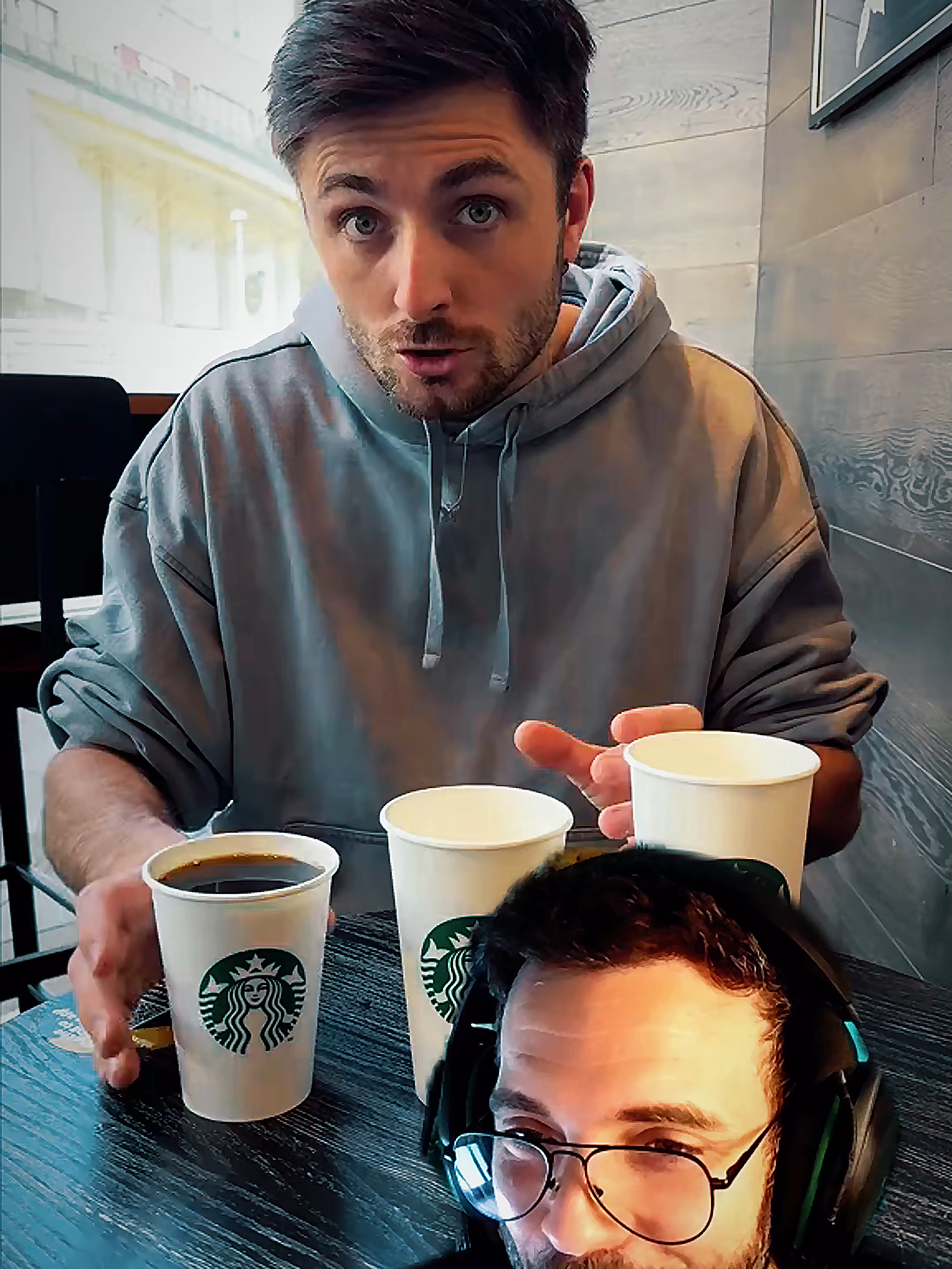 Starbucks no te vende más café… te vende la ilusión de que hay más. ☕💸 Esto se llama efecto señuelo y está diseñado para que pagues más por lo mismo. 📌 Guardá este video y compartilo con ese amigo fanático de Starbucks… le vas a abrir los ojos. #finanzas #emprender #inversion #EducaciónFinanciera #Economía