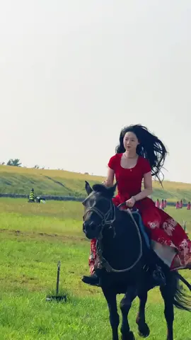 Don't wait for him, wait for me. Also mounted the horse. Opening a new map... #Outdoors#Summer is Coming #Travel Thoughts #Outdoor Image Week #Finding #Wild #Outdoor People#Traveling in Hanfu #You Should Fly to Your #Mountain Like a Bird#Travel #Memory #Screening Plan #My #Travel Vlog Diary#Horseback Riding to See the World
