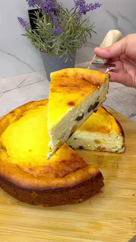 ✨ Возвращение во вкус детства. Творожная запеканка, как в садике! 🥧 ⠀ Если вы когда-нибудь скучали по той самой нежной, ароматной, чуть влажной творожной запеканке из детства — держитесь крепче! Сегодня у меня для вас рецепт, который моментально перенесёт вас в уютное утро за маминым столом или в детсадовскую столовую с кружкой какао. В моём телеграмм канале ещё больше рецептов и другого контента, ссылка в шапке профиля. Или наберите в поиске телеги: Алёнка Краснодар Подписывайтесь и будем готовить вместе👩‍🍳 📝 Ингредиенты: Творог (9%) — 600 г Яйца — 3 шт. Манная крупа — 3 ст. ложки Сахар — 60 г Ванильный сахар — 1 ч. ложка Соль — 1/3 ч. ложки Сметана — 100 г Тёплое молоко — 70 мл Изюм — 40 г Курага — 40 г 🔥 Выпекаем при: Температуре: 170–180°C Время: около 40 минут Форма: диаметром 20 см Результат: нежнейшая, чуть влажная, ароматная запеканка — простая, домашняя, как в детстве. 🥮 💬 А теперь расскажите — с чем у вас ассоциируется вкус детства? С манной кашей, молочным супом или всё-таки с такой вот запеканкой? 👇 Делитесь в комментариях — очень интересно узнать ваши «вкусные» воспоминания! #рецепт 
