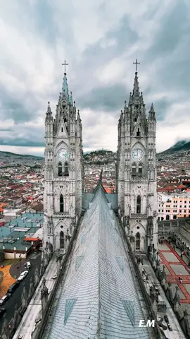 Hermosa Vista 🤩🤩#quito_ecuador🇪🇨 #basilicadelvotonacional #panecillo #ecuador🇪🇨❤️ #finde 