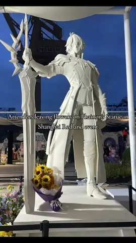 It started with one person leaving a bouquet of sunflowers, then the mydei cosplayer followed forth and gave away free flowers so others can leave flowers on Phainon's statue too💔 #Honkai #StarRail #HonkaiStarRail #Amphoreus #Phainon 