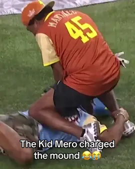 Pedro Martinez handled that 😂 (via @MLB) #throwback #funny #sports #baseball 